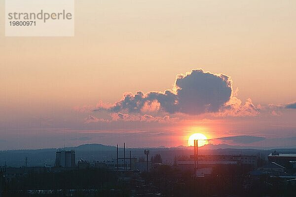 Sonnenaufgang in der Kleinstadt Sonnenuntergang gegen die Silhouette der Stadt