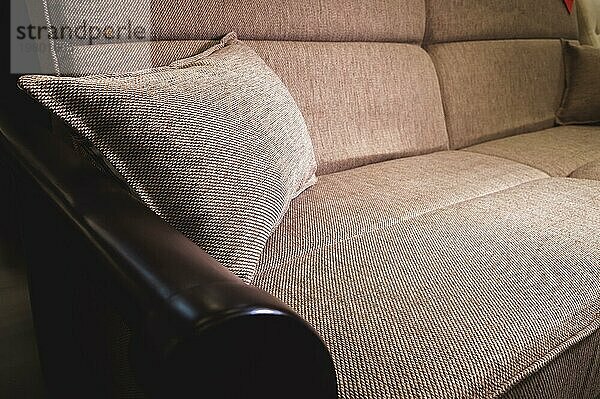 Nahaufnahme Griff Armlehne Textil beige Sofa. Neue Möbel. Geringe Tiefenschärfe