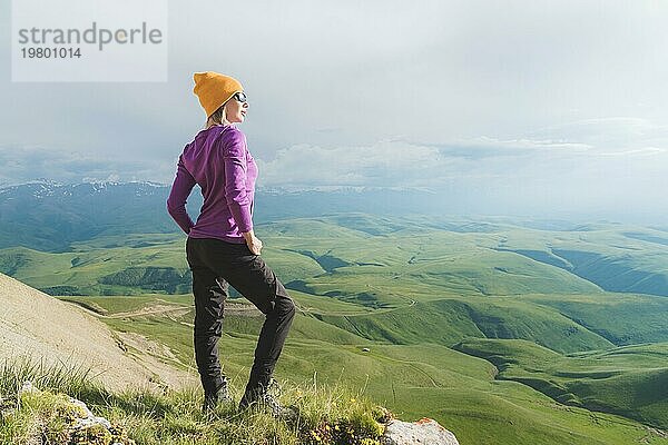 Ein Hipster Mädchen mit Strohhut und Brille in der Naturlandschaft