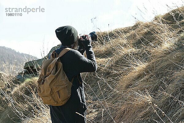 Frau Hipster Fotograf mit dslr Kamera Bilder machen  Stylish Mädchen in Sonnenbrille mit einer Kamera auf die Natur