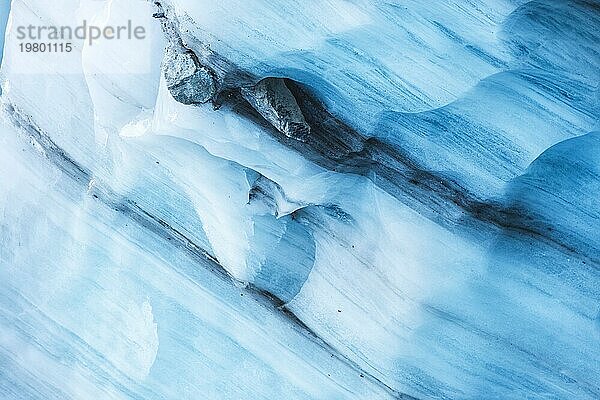 Nahaufnahme der Decke einer Eisgrotte in einem zerbröckelnden Gletscher. Texturierter Hintergrund. Globale Erwärmung. Kleine Tiefenschärfe