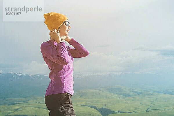 Ein Hipster Mädchen mit Strohhut und Brille in der Naturlandschaft