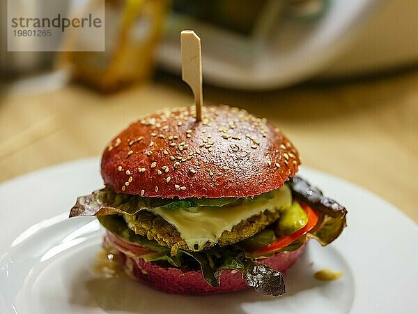 Leckerer Veggie Burger im Rote Bete Brötchen  Vorderansicht