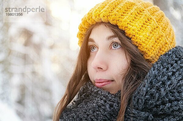 Fotoporträt der jungen attraktiven kaukasischen Frau  glückliches positives Lächeln  fröhliche gute Laune im Winterpark  wegschauen. Raum kopieren