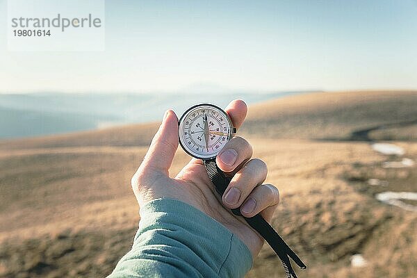 Kompass in der Hand Natürlicher Hintergrund .Vintage Tone