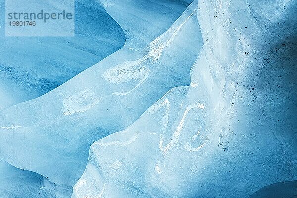 Nahaufnahme der Decke einer Eisgrotte in einem zerbröckelnden Gletscher. Texturierter Hintergrund. Globale Erwärmung. Kleine Tiefenschärfe
