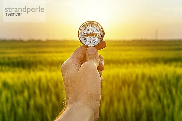 Hand hält Kompass und Reisfeld Sonnenuntergang