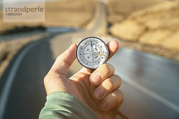 Kompass in der Hand Bergstraße Hintergrund .Vintage Tone