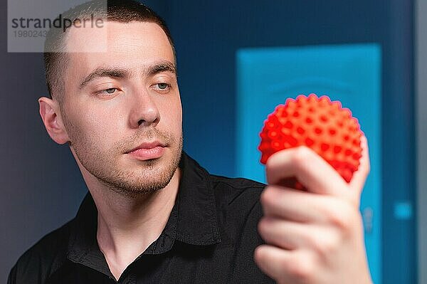 Porträt eines jungen kaukasischen Arztes  Physiotherapeuten und Masseurs mit einem Massageball in der Hand. Myofascial Release und Massage Ball Kopie Raum