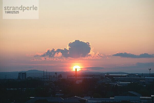 Sonnenaufgang in der Kleinstadt Sonnenuntergang gegen die Silhouette der Stadt