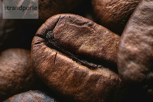 Makroaufnahme. Close up Makro Gruppe von gerösteten braunen oder schwarzen Kaffeebohnen Hintergrund