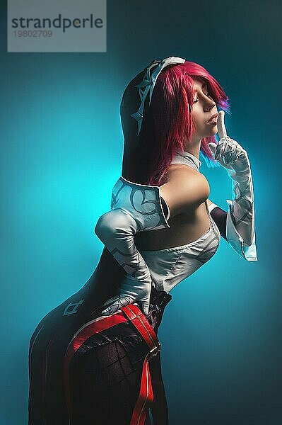Studio Porträt. Gothic Anime Charakter Rosenkranz sexy Killer Frau mit roten Haaren in roten und weißen Farben. In einer sexy Pose  einen Finger an den Lippen vor einem dunkelblauen dunklen Hintergrund. Stille zu beobachten