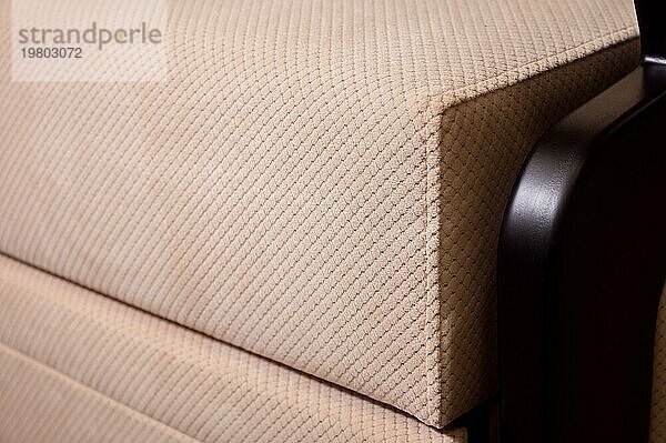 Nahaufnahme Griff Armlehne Textil beige Sofa. Neue Möbel. Geringe Tiefenschärfe