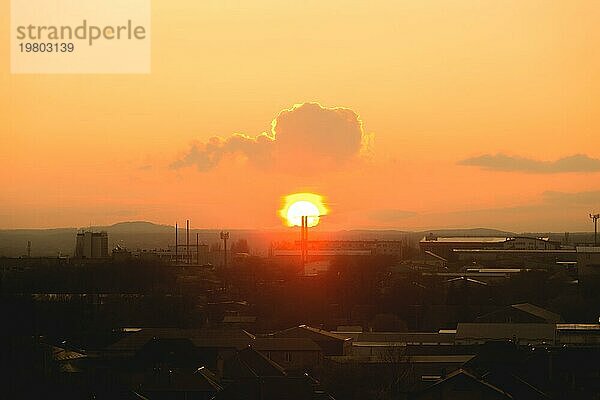 Sonnenaufgang in der Kleinstadt Sonnenuntergang gegen die Silhouette der Stadt