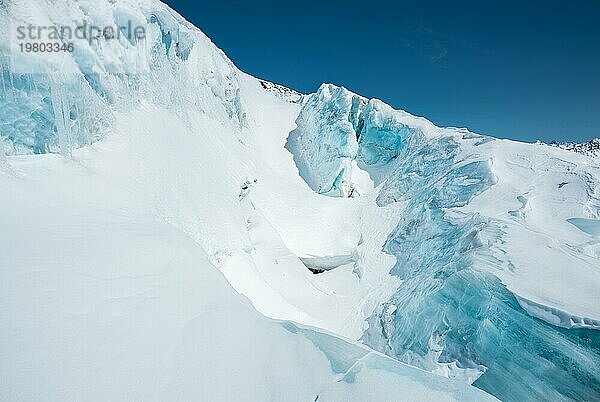 Eine Nahaufnahme von schneebedeckten Rissen im Gletscher des Vulkans Elbrus. Nordkaukasus