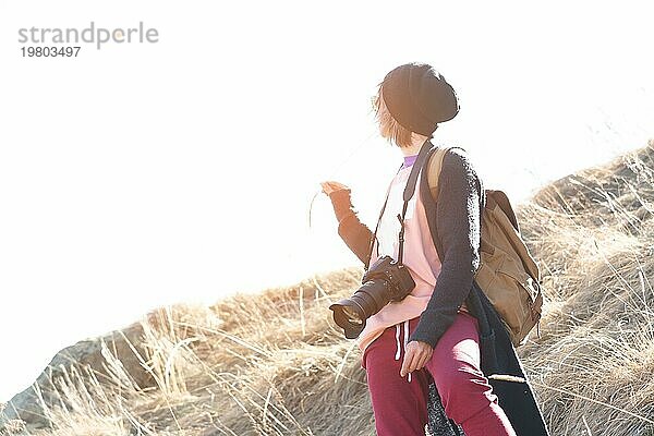 Frau Hipster Fotografin mit Spiegelreflexkamera. Stylish Mädchen in Sonnenbrille mit einer Kamera auf die Natur