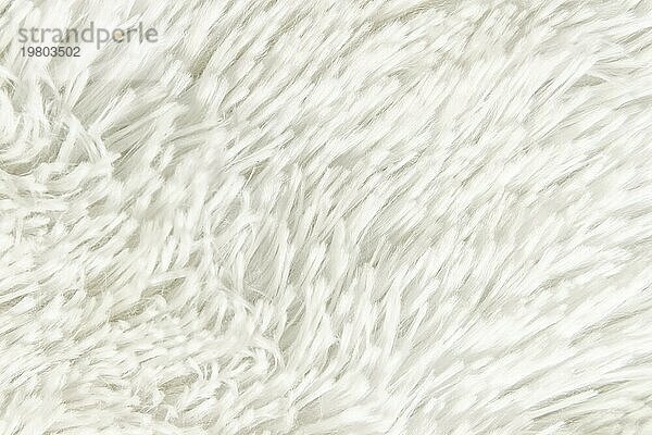 Flauschiges Plaid aus Polyester mit einem langen Haufen grau. Gemütliche Heimtextilien. Hintergrund  Textur