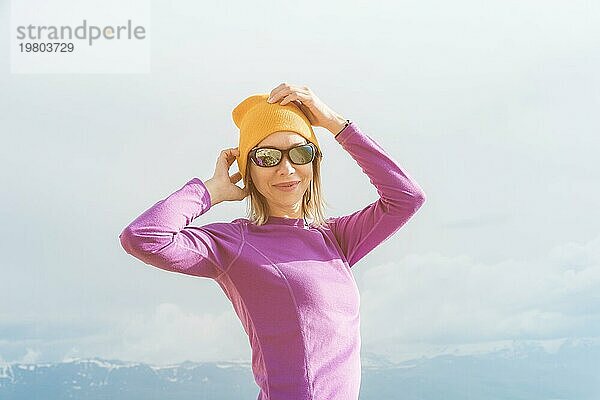 Ein Hipster Mädchen mit Strohhut und Brille in der Naturlandschaft