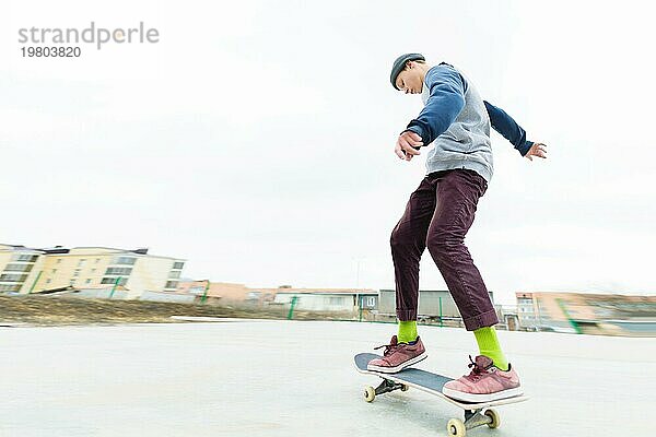 Der jugendliche Skateboarder fährt bei bewölktem Wetter im Skatepark. Jugend Urban Kultur