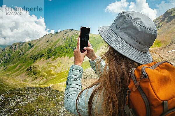 Schöne glückliche Wanderer Frau  die ein Selfie Wandern einen Berg im Urlaub. Mädchen trägt Hut und Rucksack ein Selbstporträt lächelnd in die Kamera nehmen