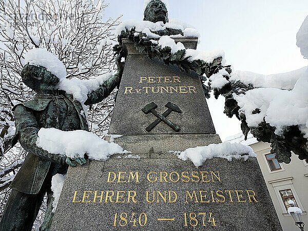 Winterstimmung  verschneites Denkmal  Peter-Tunner-Denkmal  Peter-Tunner-Park  Leoben  Steiermark  Österreich  Europa
