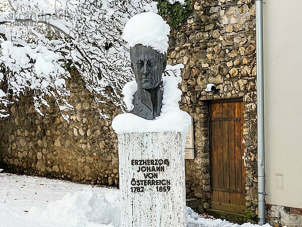 Winterstimmung  verschneites Denkmal  Erzherzog Johann-Denkmal  Peter-Tunner-Park  Leoben  Steiermark  Österreich  Europa