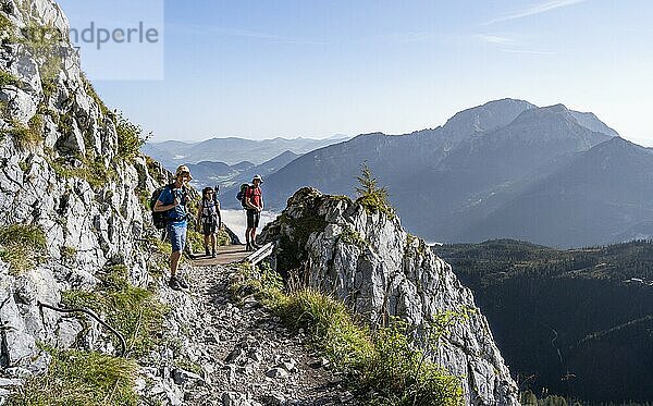 Drei Bergsteiger auf einem Wanderweg  Ausblick auf Bergpanorama  Aufstieg zum Watzmann  Nationalpark Berchtesgaden  Berchtesgadener Alpen  Bayern  Deutschland  Europa