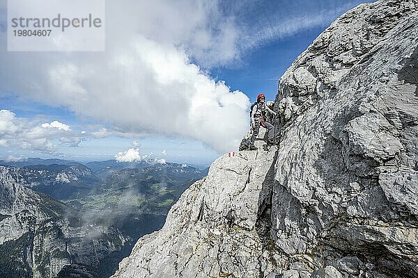 Bergsteigerin auf einem schmalen felsigen Bergweg  Watzmann Überschreitung zur Watzmann Mittelspitze  Nationalpark Berchtesgaden  Berchtesgadener Alpen  Bayern  Deutschland  Europa