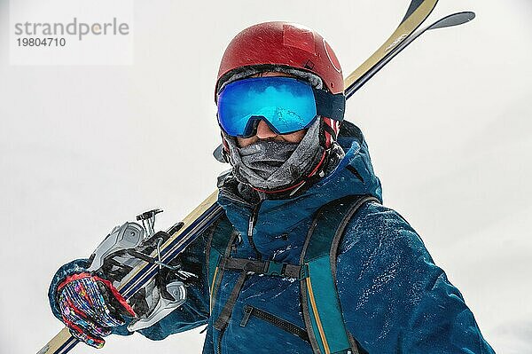 Junger Mann im Skiurlaub in den Bergen  Porträt. Großer Reiter Urlaub im Skigebiet