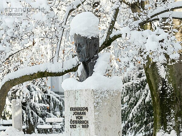 Winterstimmung  verschneites Denkmal  Erzherzog Johann-Denkmal  Peter-Tunner-Park  Leoben  Steiermark  Österreich  Europa