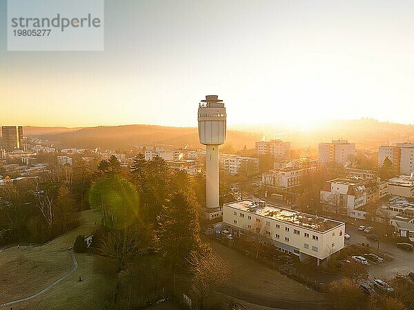 Luftaufnahme eines Wasserturms in der Stadt während eines ruhigen Sonnenaufgangs  Goldbergturm  Sindelfingen  Deutschland  Europa