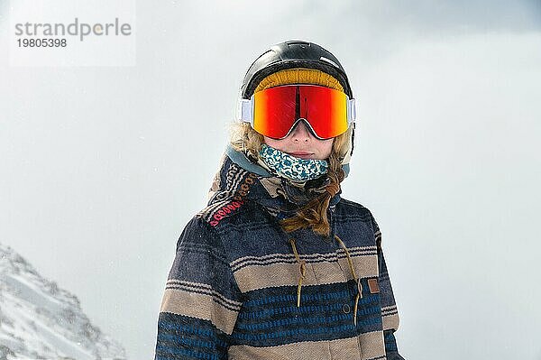 Makro Porträt. Junge erwachsene Frau  Snowboarder oder Skifahrer in einem verschneiten Winter auf einem Berghang