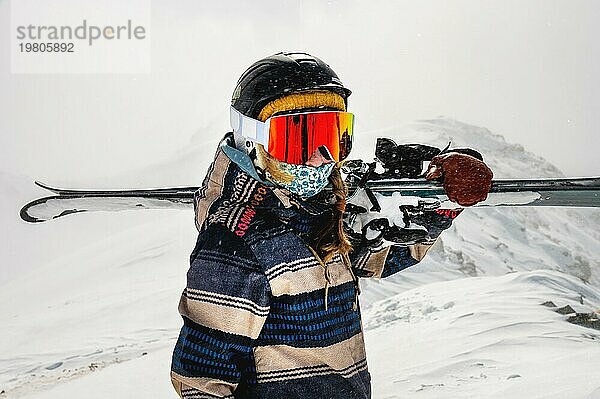 Junge Frau im Skiurlaub in den Bergen  Porträt. Großer Reiter Urlaub im Skigebiet