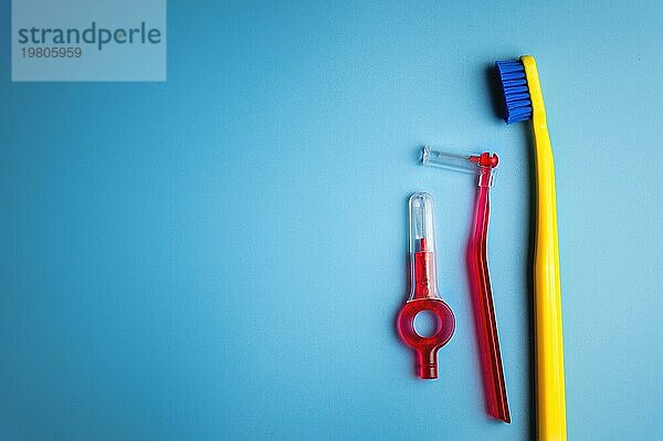Zahnpflege. Zahnbürste  hygienische Bürsten auf blauem Hintergrund. flache Draufsicht