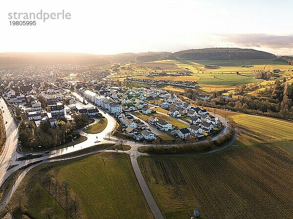 Ein friedliches Dorf  eingetaucht in das warme Licht der Abendsonne  Luftbild  Calw- Stammheim  Schwarzwald  Deutschland  Europa