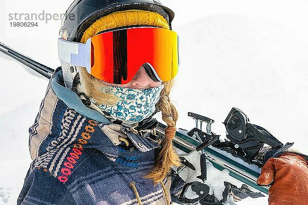 Junge Frau im Skiurlaub in den Bergen  Porträt. Großer Reiter Urlaub im Skigebiet