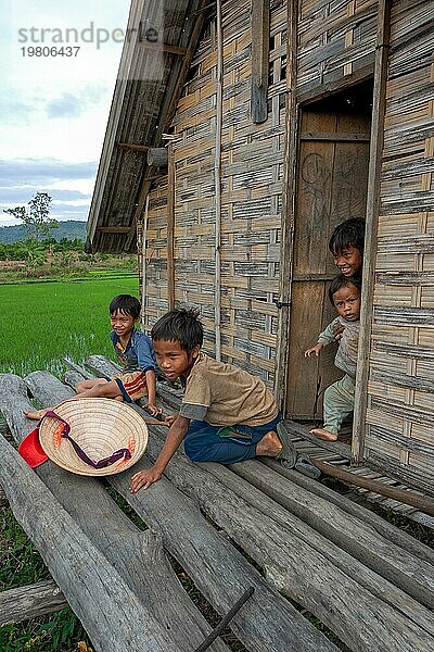 Kinder vor einer einfachen Hütte  Vietnam  Asien