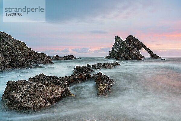 Bow Fiddle Rock bei Sonnenaufgang  Moray Firth  Langzeitbelichtung  Portknockie  Schottland  Großbritannien  Europa