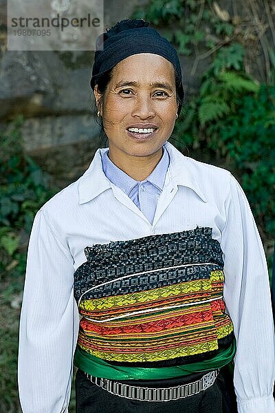 Frau von Minoritäten in traditioneller Kleidung  Vietnam  Asien