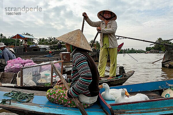 Schwimmender Markt  Boote  Menschen  Enten  Mekongdelta  Vietnam  Asien