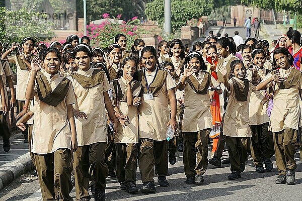 Indische Schülerinen  unterwegs in Jodhpur  Rajasthan  Nordindien