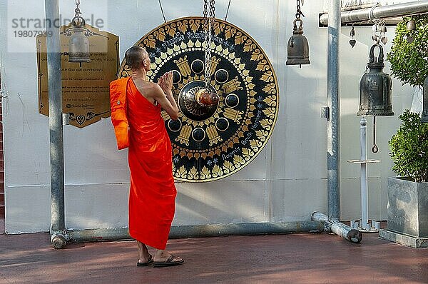 Mönch vor einem rituellen Gong  Golden Mount  Bangkok  Thailand  Asien