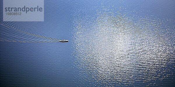 Erhöhte Ansicht auf ein Freizeitboot auf dem Edersee mit Wolkenspiegelung auf der Wasseroberfläche  Edertalsperre  Landkreis Waldeck-Frankenberg  Hessen  Deutschland  Europa