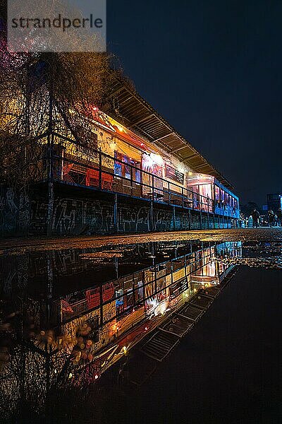 Städtisches Gebäude bei Nacht mit auffälliger Beleuchtung und Farben  Berlin  Deutschland  Europa