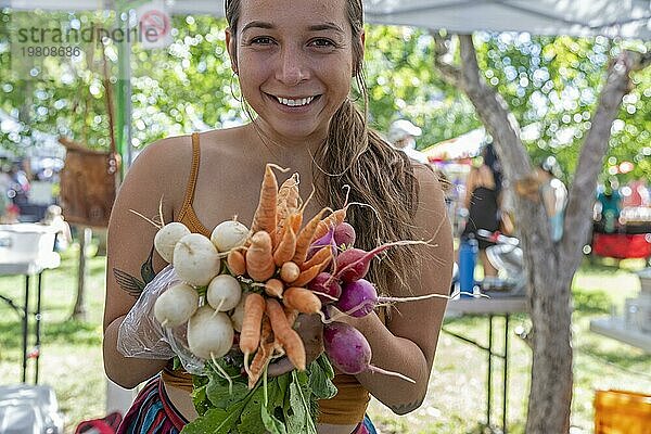 Albuquerque  New Mexico  Der samstägliche Downtown Growers' Market findet im Robinson Park statt. Am Stand von Los Jardines de Moktezuma  einer Farm südlich von Albuquerque  wird Gemüse verkauft