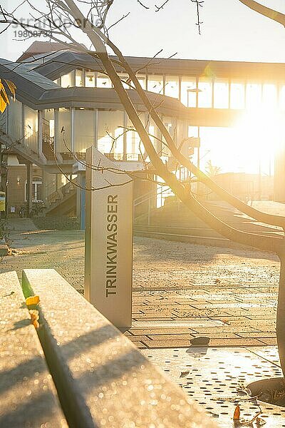 Herbststimmung mit einer Trinkwassersäule im Gegenlicht des Sonnenuntergangs  Bahnhof Sindelfingen  Deutschland  Europa