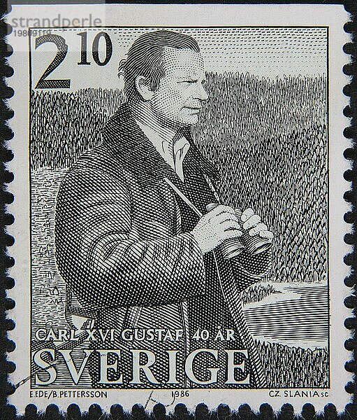 Carl XVI. Gustaf  König von Schweden. Draußen in der Natur und mit einem Fernglas in der Hand. Porträt auf schwedischer Briefmarke 1986