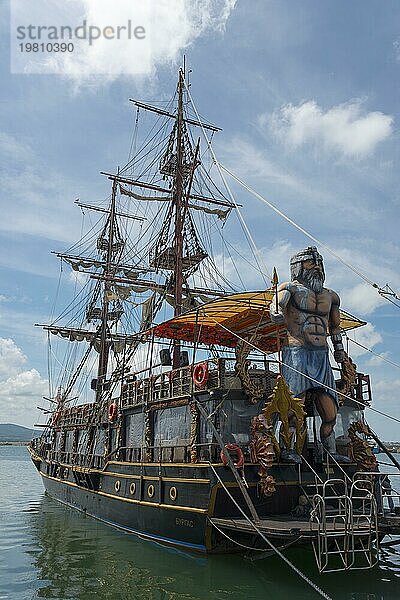 Ein großes Segelschiff mit vielen Masten und einer Piratenstatue an Bord liegt vor Anker im Meer  Vergnügungssegelboot in Form eines Piratenschiffs  Schiff Burgas  Sosopol  Sozopol  Sosòpol  Burgas  Schwarzes Meer  Bulgarien  Europa