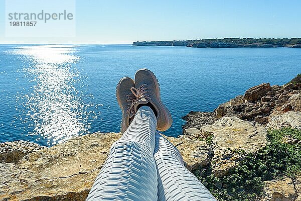 View Trekking Füße tun auf Klippe vor dem sea.panoramic Landschaft Urlaub Konzept  Fuß Fotografie Wandern entspannen genießen Reise Urlaub