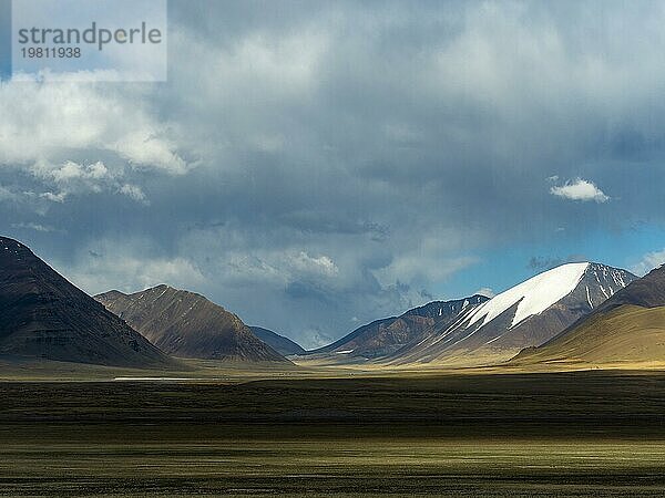 Berglandschaft und weite Ebenen im Hochland von Tibet  China  Asien